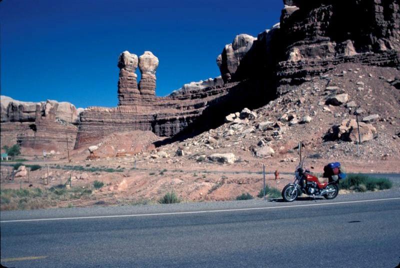 enteringmonumentvalleyldcr1984.jpg